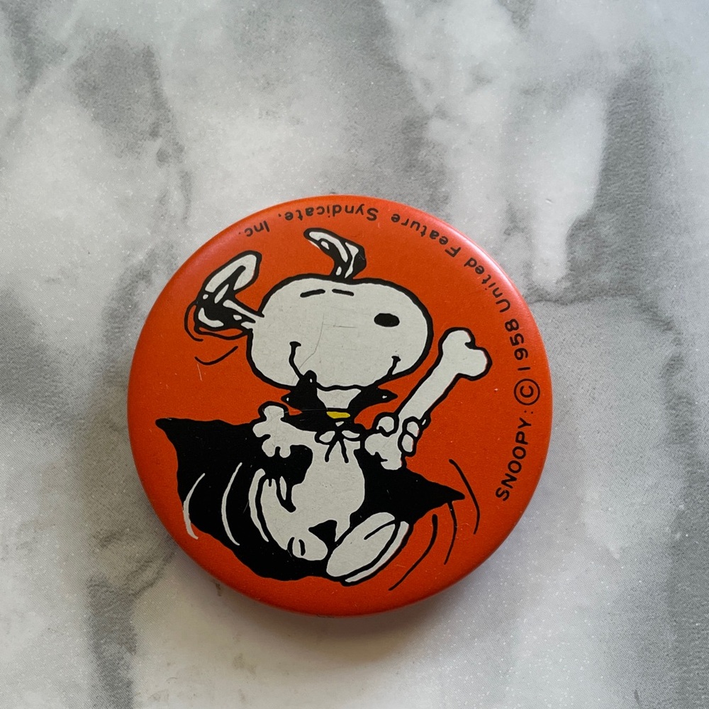 Vintage SNOOPY Vampire HALLOWEEN - metal pin badge